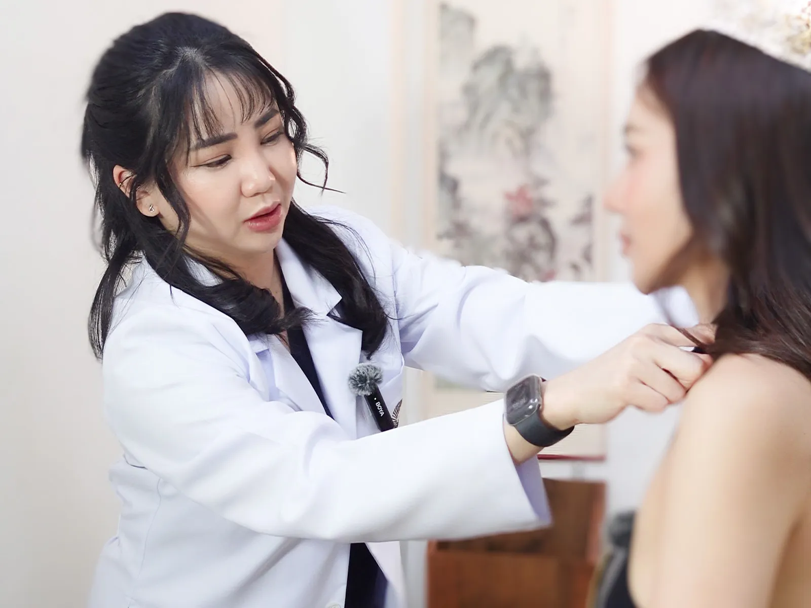 หมอมิ้ณแพทย์แผนจีนกำลังตรวจคนไข้ที่ตงเป่ยคลินิก